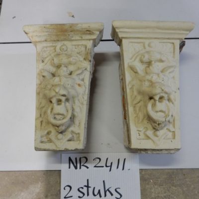 2 gable ornaments of lions No. 2411
