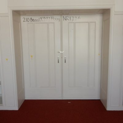 Room en suite with closed doors No. 1726