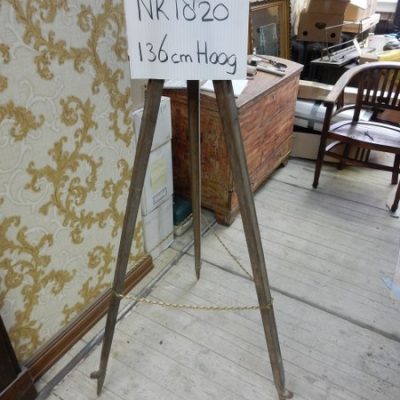 Wooden tripod No. 1820