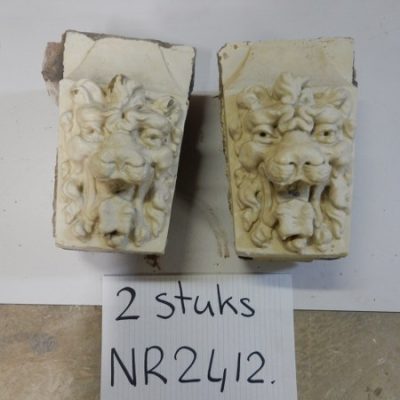 Gable ornament No. 2412 Lion Heads