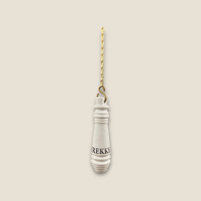 Porcelain toilet/toilet puller with text ''TREKKEN'' No. 02