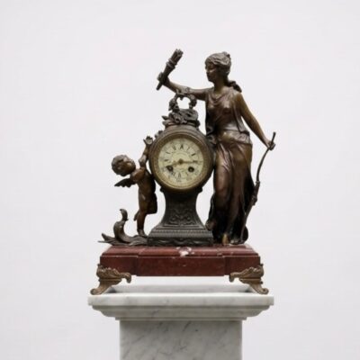 Franse penduleklok — spelter met rood marmer, ca. 1880–1900